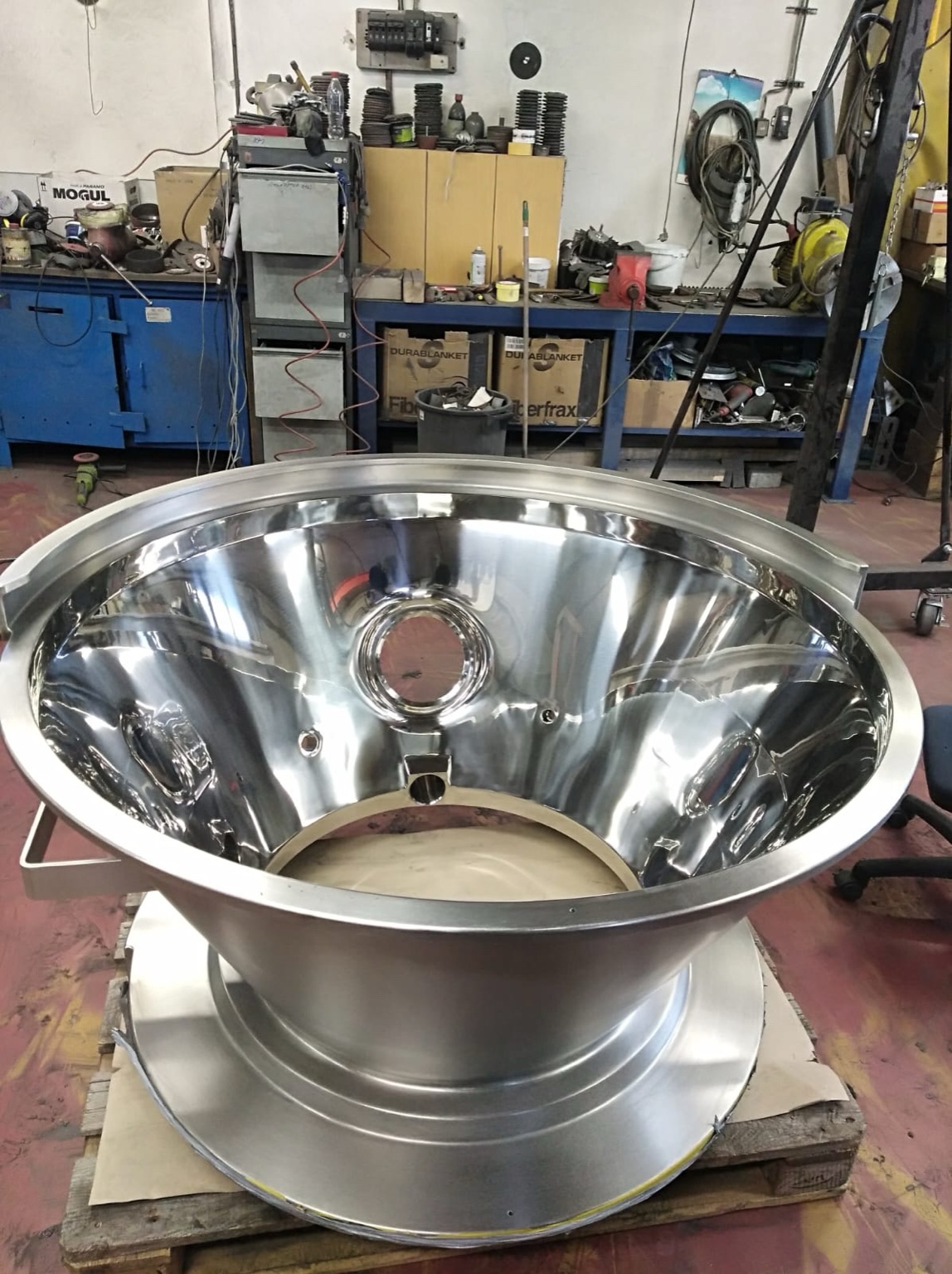 Broušení nerezu – vnitřní povrch nerezové nádoby